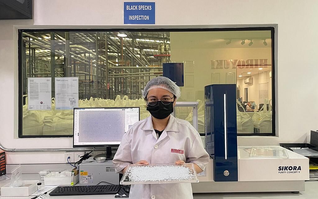 Angel Loh, Chemikerin bei Hiroyuki, mit rPET-Pelletproben, die mit dem Purity Concept V geprüft werden. (Foto: Sikora)