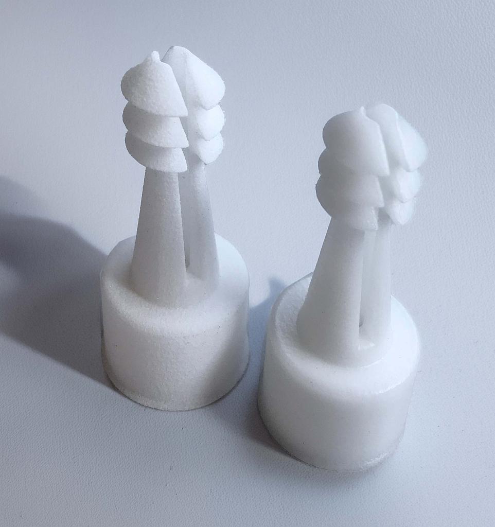 TPU-Bauteile im Vergleich: unbehandelt (l.) und chemisch geglättet (r.). (Foto: Speedpart)