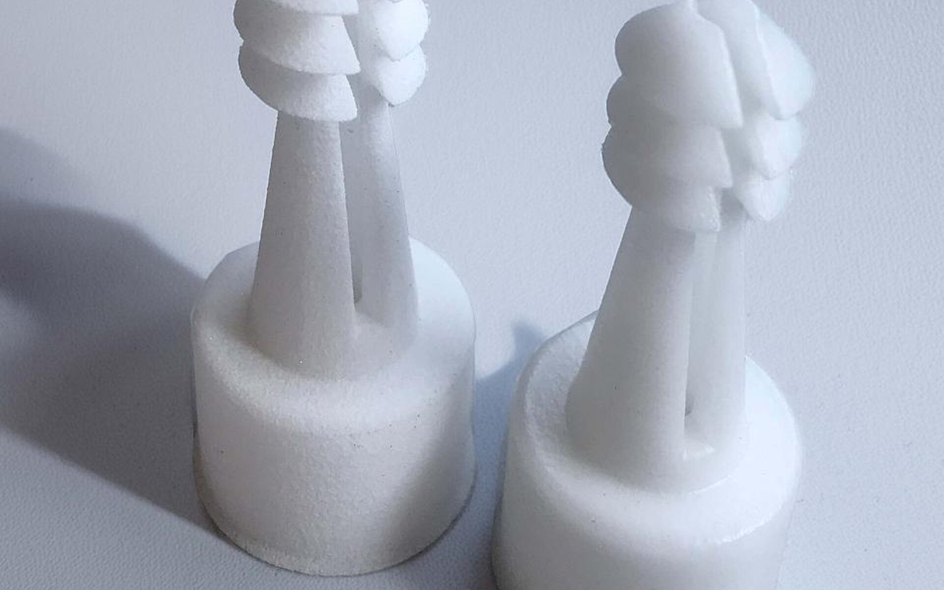 TPU-Bauteile im Vergleich: unbehandelt (l.) und chemisch geglättet (r.). (Foto: Speedpart)