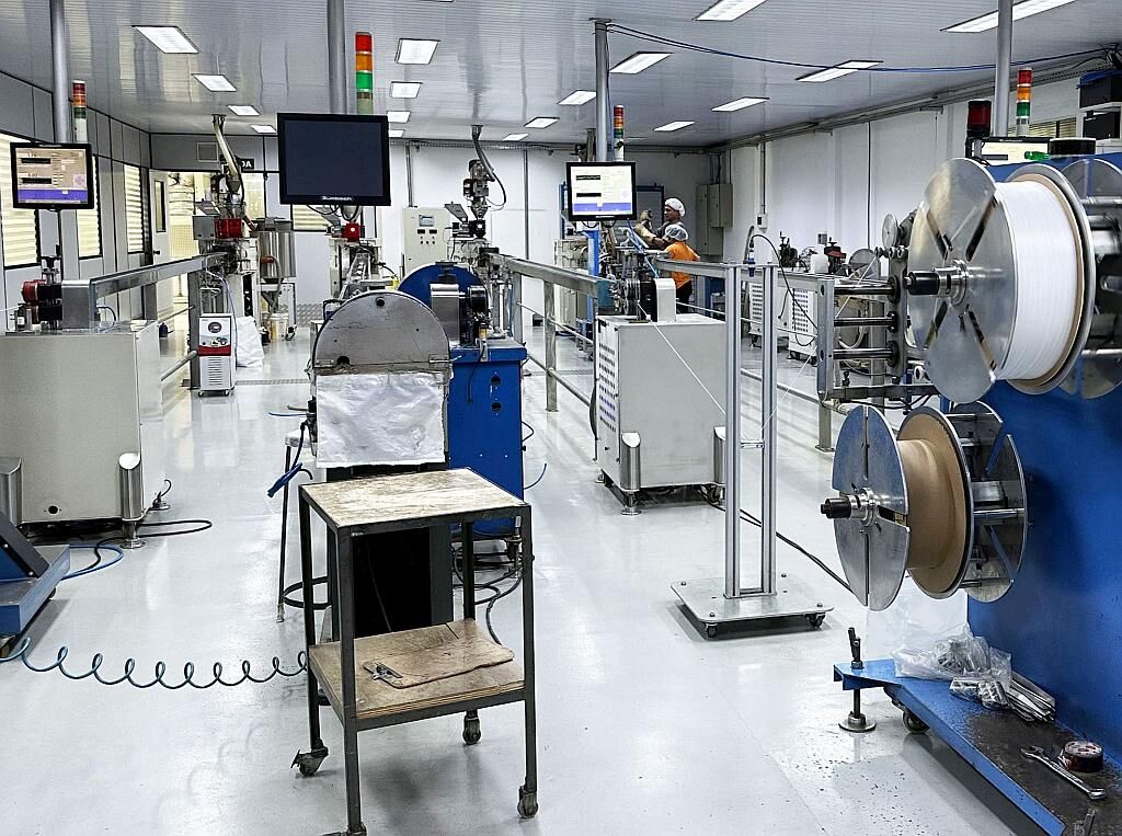 Diversifizierung des Produktprogramms: Die Herstellung von Monofilamenten für den 3D-Druck füllt inzwischen eine eigene Halle. (Foto: Wittmann)