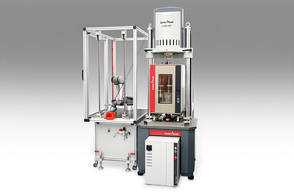 Die Prüfmaschine LTM 1 eignet sich in Kombination mit dem Leichtbauroboter roboTest N für die Analyse von Gummi. (Foto: ZwickRoell)