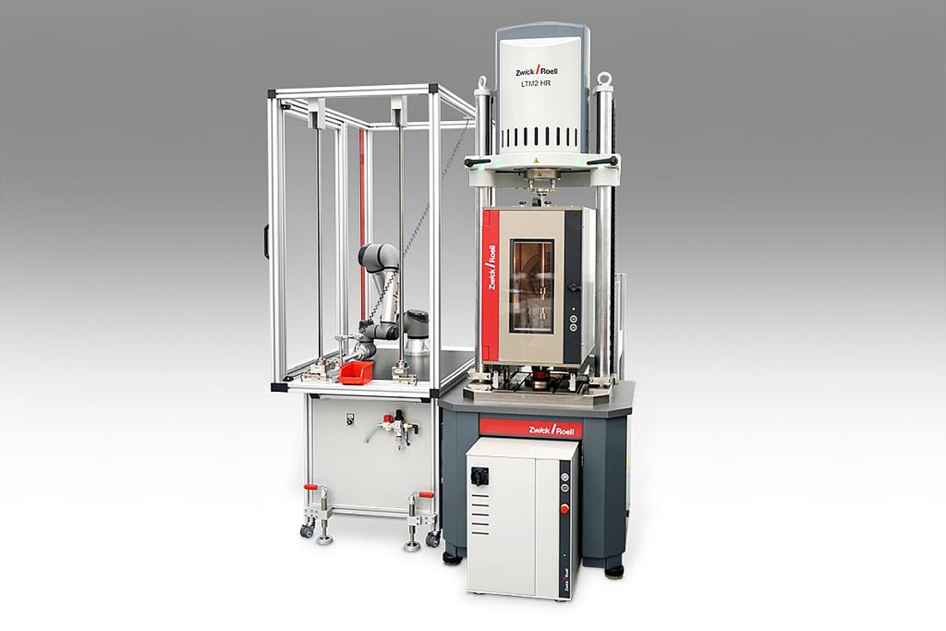 Die Prüfmaschine LTM 1 eignet sich in Kombination mit dem Leichtbauroboter roboTest N für die Analyse von Gummi. (Foto: ZwickRoell)