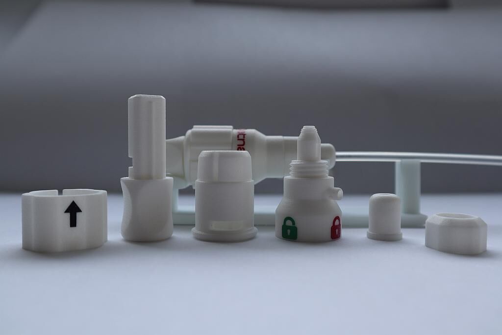 1zu1 hat sechs 3D-Druck-Bauteile für den Handgriff des Verschluss-Implantats von Qatna Medical realisiert. (Foto: 1zu1)