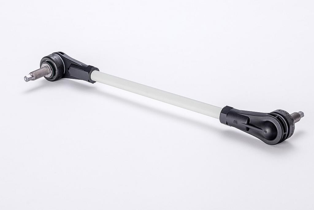Der Projektpartner ZF Group verarbeitete das recycelte Material zu einem technisch anspruchsvollen Fahrwerksbauteil (Stabilizer Link) für Mercedes‑Benz. (Foto: BASF)