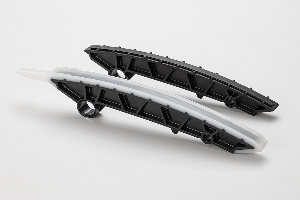 Das aus der gewonnenen PA‑Fraktion per lösungsmittelbasiertem Recycling entstandene PA-6‑Compound wurde von Pöppelmann an einer seriennah gefertigten Kettengleitschiene für Mercedes‑Benz validiert. (Foto: BASF)