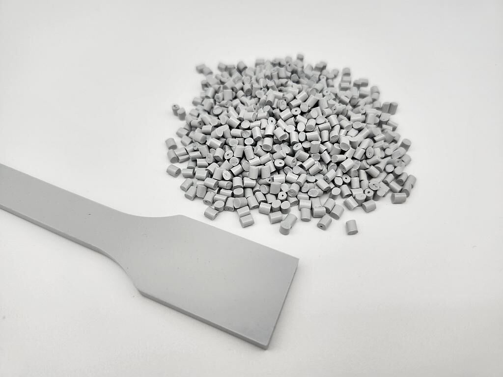 M·Cyclose rABS mit 96 % PCR-Anteil aus Haushaltsgeräten in Hellgrau. (Foto: Bio-Fed)