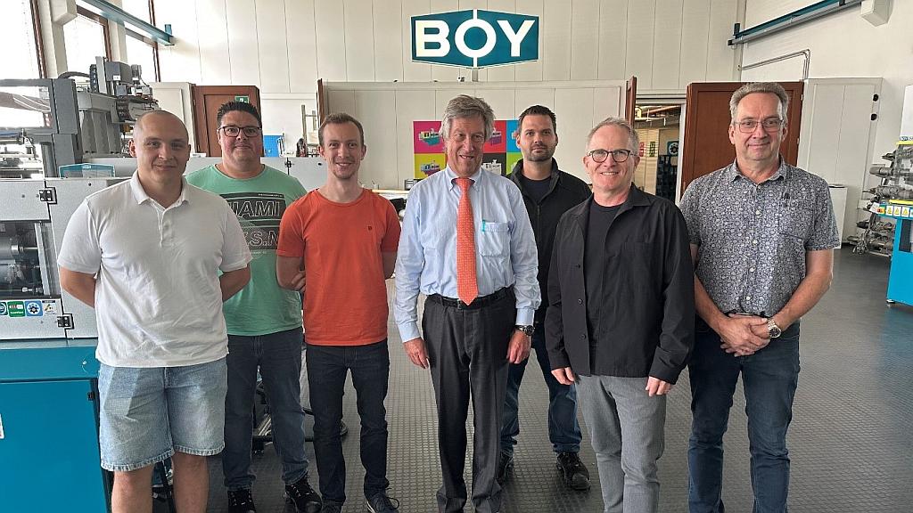 v. l.: Daniel Stork, Markus Gauer, Philipp Spitzl, Alfred Schiffer (Geschäftsführung Dr. Boy), Dominik Schmitt, Michael Hoffmann (Leitung Labor für Digitale Produktentwicklung und Fertigung, Hochschule Trier) und Martin Kaiser (Technischer Leiter Dr. Boy). (Foto: Hochschule Trier)