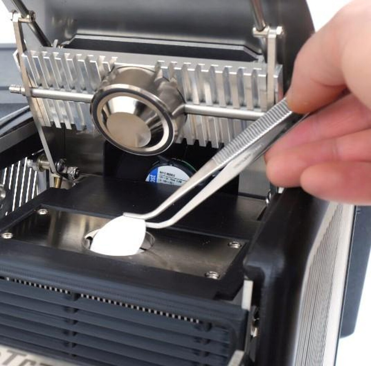 Die fertigen Reagenz-Pads vereinfachen das Handling der Feuchtemessung. (Foto: Eprom)