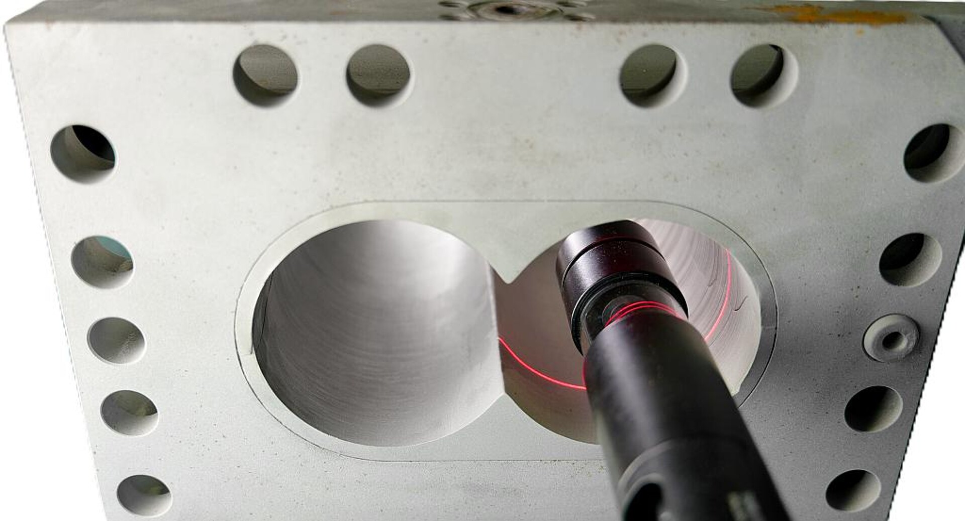 Der CiTriS-Messkopf tastet die Innengeometrie des Extruderzylinders systematisch ab. (Foto: GL Control)