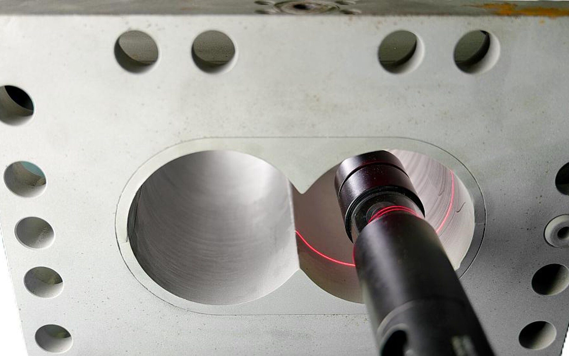 Der CiTriS-Messkopf tastet die Innengeometrie des Extruderzylinders systematisch ab. (Foto: GL Control)