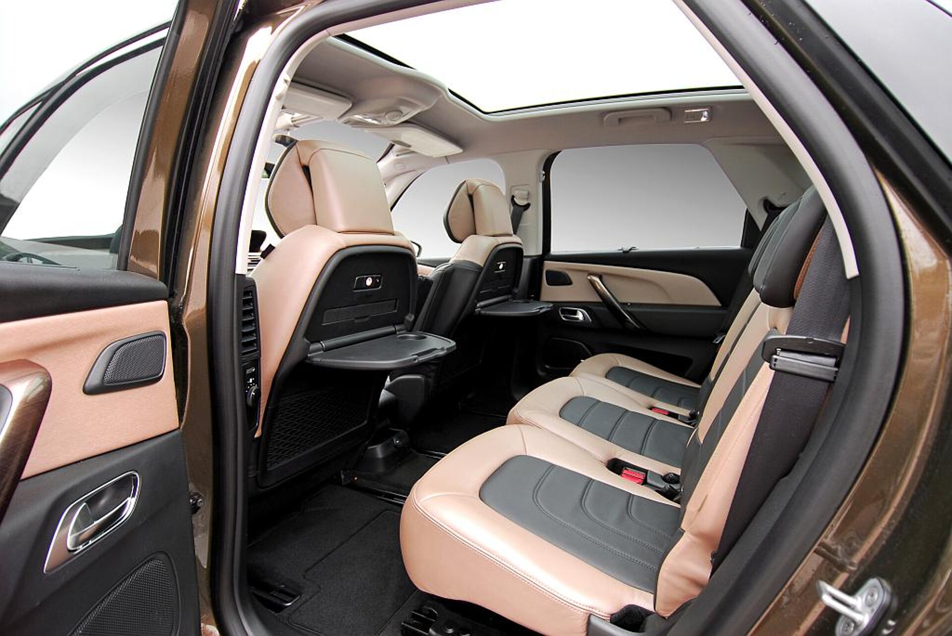 Hanno-Produkte werden u. a. für Türdämmung, Hutablage, Lautsprecher, Kühlergrill, Armaturen, Stirnwand und Säulen eingesetzt. (Foto: Getty Images/iStock, algre)