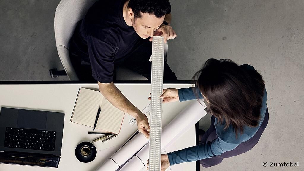 Bewährtes Lichtbandsystem in der zweiten Generation: Bei Tecton II hat Zumtobel viele Leistungsmerkmale weiterentwickelt und Bewährtes beibehalten. Die Optiken werden auch hier aus Plexiglas-Formmasse von Röhm gefertigt. (Foto: Zumtobel)