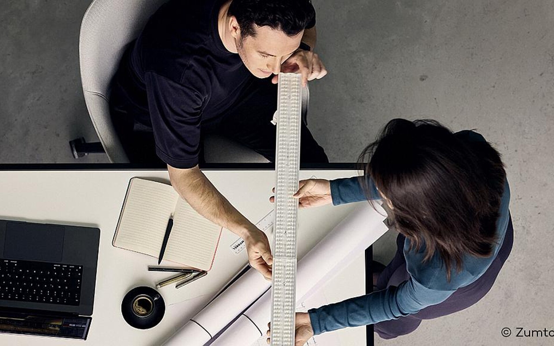 Bewährtes Lichtbandsystem in der zweiten Generation: Bei Tecton II hat Zumtobel viele Leistungsmerkmale weiterentwickelt und Bewährtes beibehalten. Die Optiken werden auch hier aus Plexiglas-Formmasse von Röhm gefertigt. (Foto: Zumtobel)