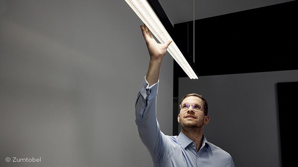 „Die hohe optische Reinheit von Plexiglas und die hohe Abbildegenauigkeit beim Spritzgießen sind entscheidend für die gleichmäßige Lichtverteilung sowie die Farbwiedergabe“, sagt Maximilian Macha, Global Product Manager Trunking Systems & Protected Luminaires bei Zumtobel. (Foto: Zumtobel)