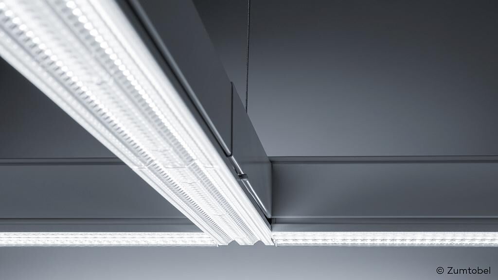 Lichtbandsystem Tecton II von Zumtobel mit einer Double-Split-Linse aus einer glasklaren Plexiglas-Formmasse von Röhm. (Foto: Zumtobel)