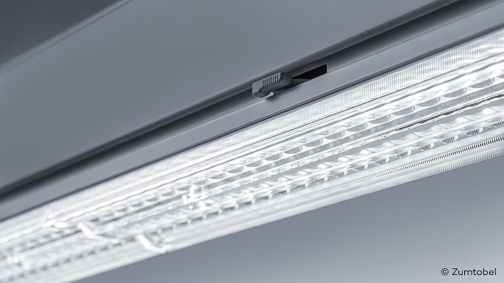 Plexiglas-Formmasse bietet hohe Transparenz und Abbildegenauigkeit im Spritzgießverfahren. (Foto: Zumtobel)