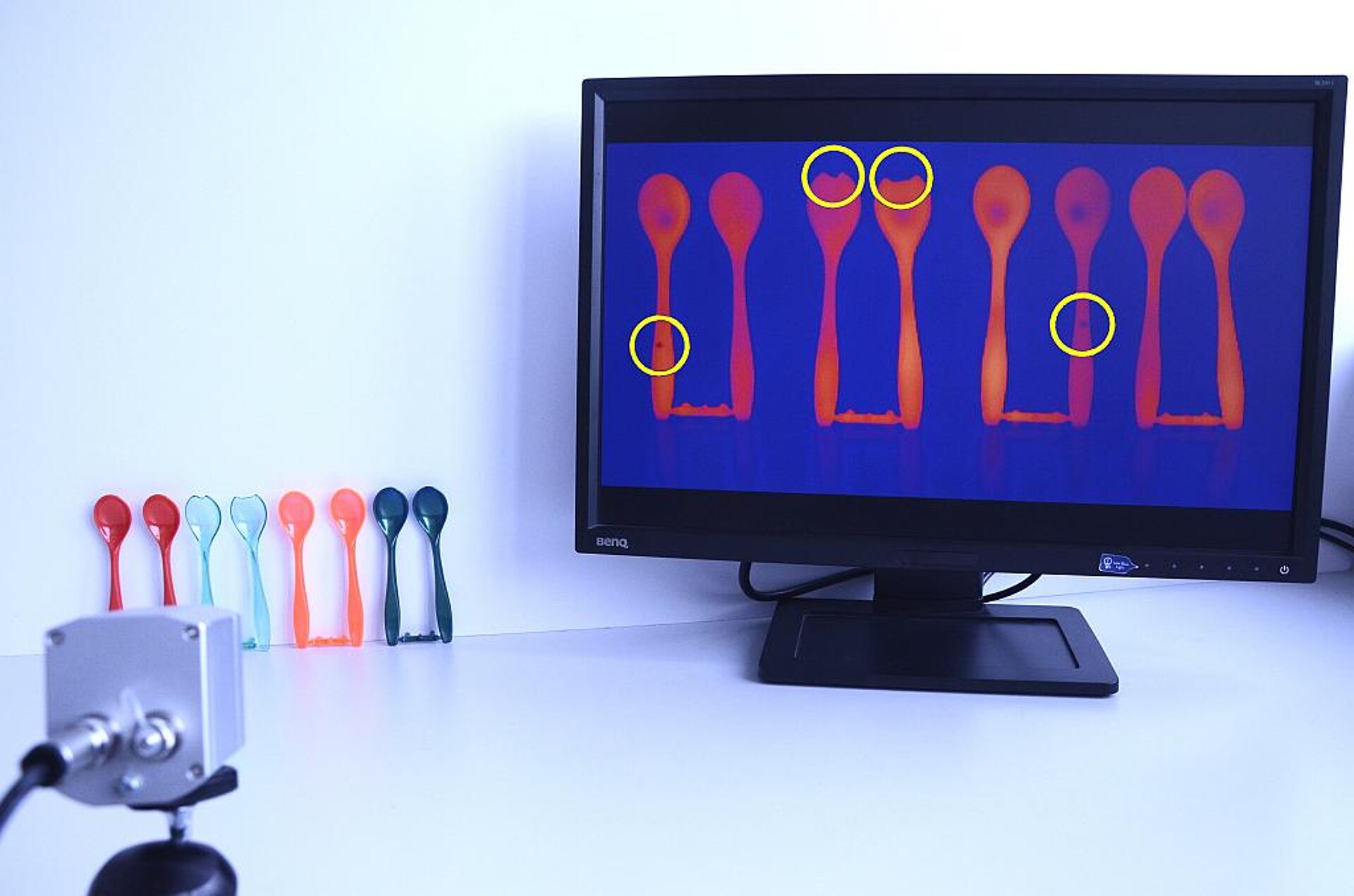 Die zerstörungsfreie Prüfung spritzgegossener Löffel mittels Thermografie erfasst sowohl sichtbare Oberflächenfehler als auch im Inneren verborgene Unregelmäßigkeiten. (Foto: SKZ)