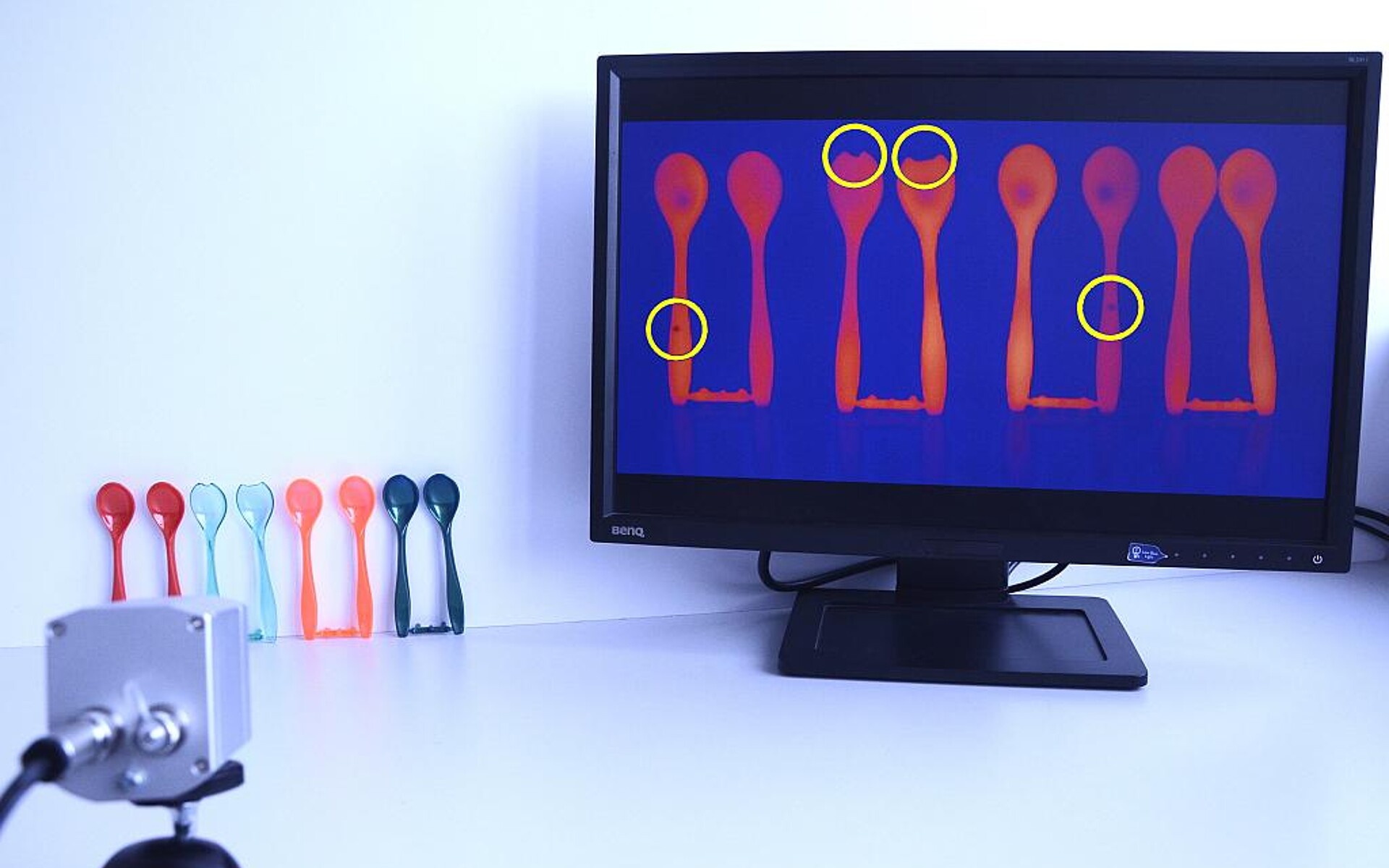 Die zerstörungsfreie Prüfung spritzgegossener Löffel mittels Thermografie erfasst sowohl sichtbare Oberflächenfehler als auch im Inneren verborgene Unregelmäßigkeiten. (Foto: SKZ)