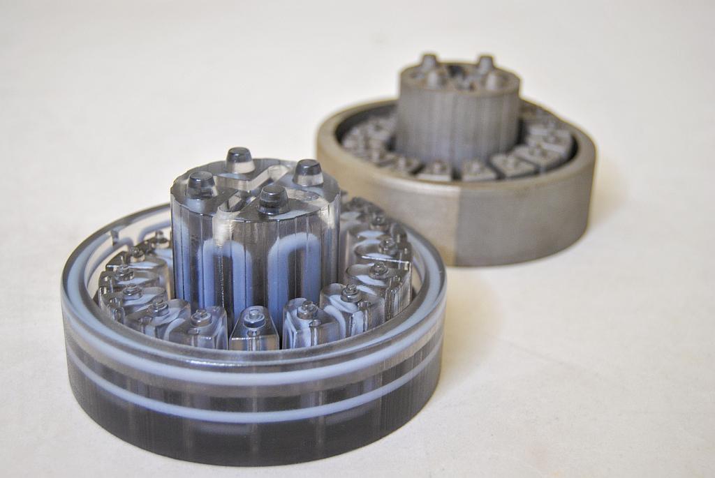 Rechts ein mittels DMLS additiv gefertigter Werkzeugeinsatz, links ein PolyJet-Modell zur Visualisierung innenliegender Temperierkanäle. (Foto: Speedpart)