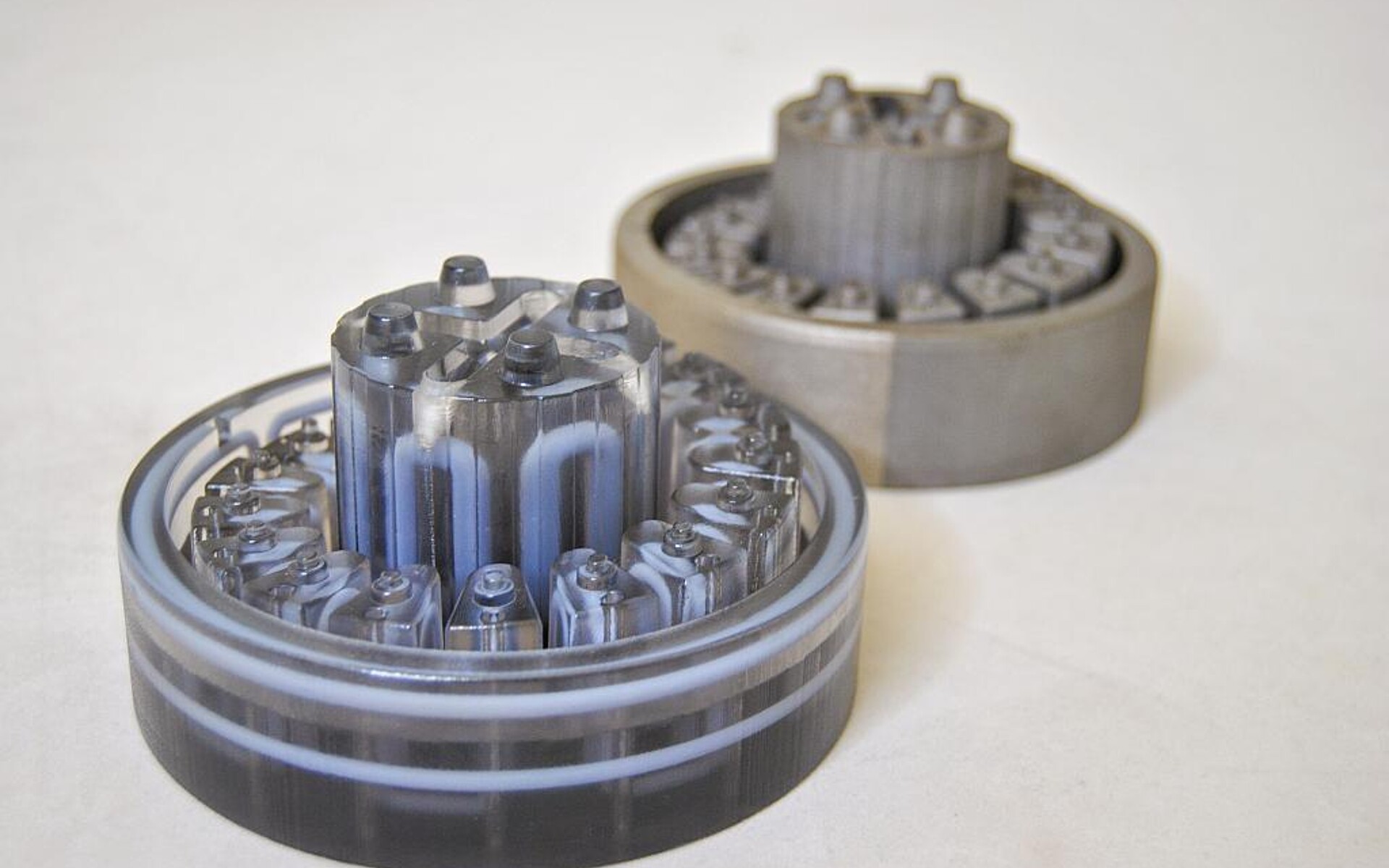 Rechts ein mittels DMLS additiv gefertigter Werkzeugeinsatz, links ein PolyJet-Modell zur Visualisierung innenliegender Temperierkanäle. (Foto: Speedpart)