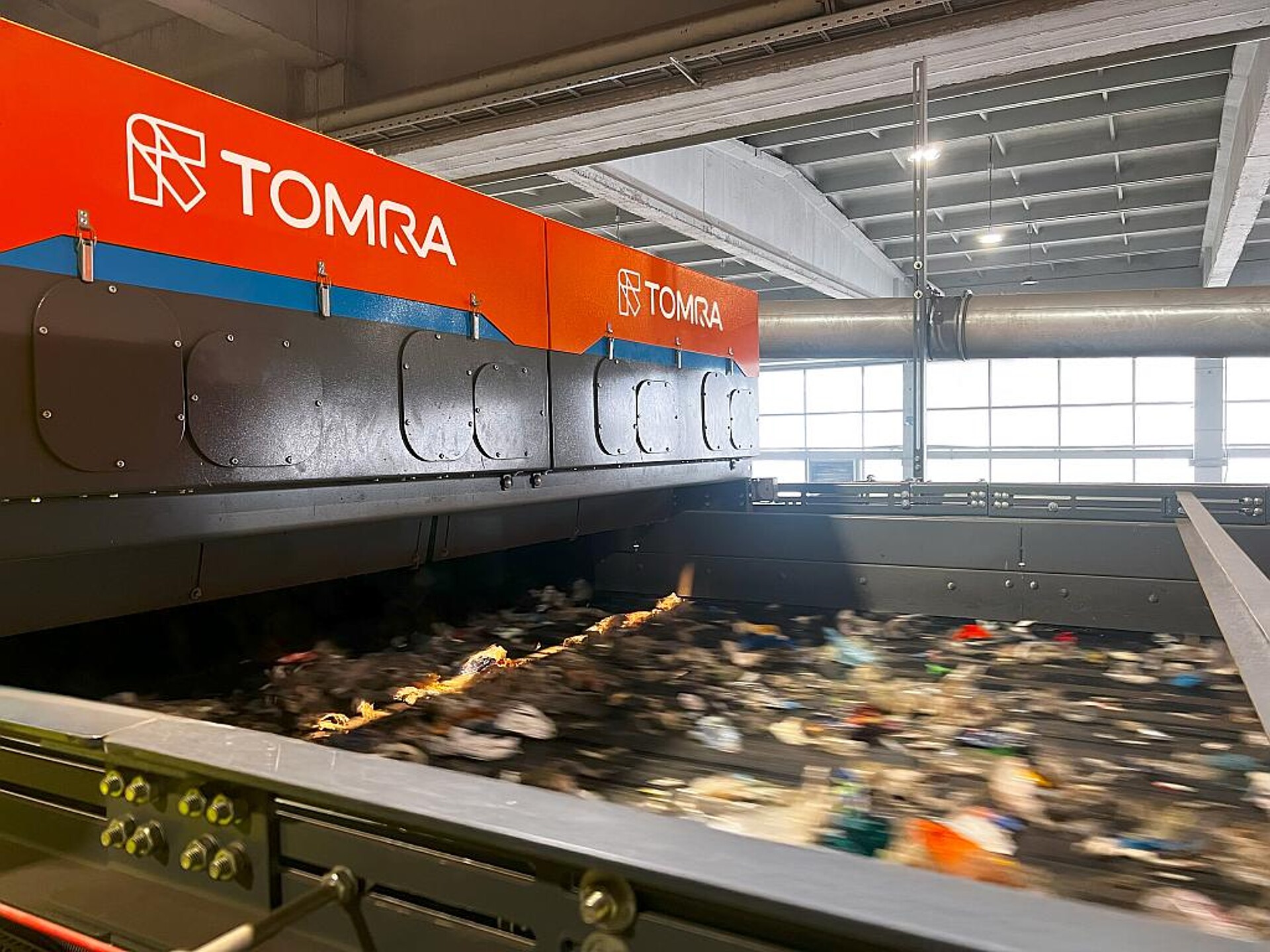 Mit Autosort Speedair kann klebriges, niedrigdichtes Material auf dem Band stabilisiert werden. (Foto: Tomra)