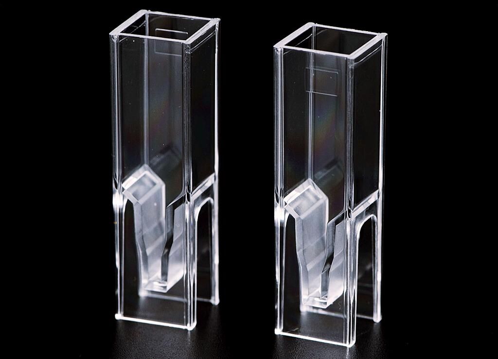 Je nach Anwendung, hier in Form von Cuvetten für Laboruntersuchungen, kann das hoch transparente zyklische Block-Copolymer (CBC) ViviOn anstelle von Glas eingesetzt werden. (Foto: USI Corporation)