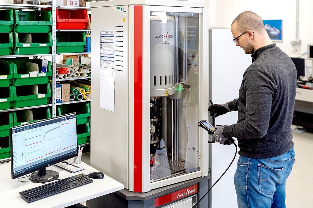 Ein SKZ-Mitarbeiter bereitet eine Prüfung vor. (Foto: ZwickRoell)