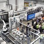 Große Maschine mit großer Leistung: Feierliche Inbetriebnahme der MXH 3200 – 101.000/101.000 von Krauss Maffei, der größten Spritzgießmaschine in der Schweiz, bei GF Piping Systems. (Foto: Krauss Maffei)