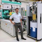 Roland Angerer: „Mit der modernen LSR eTwin 200 Dosiertechnologie von Reinhardt-Technik erzielen wir bei unseren Lernenden einen hohen Ausbildungsgrad.“ (Foto: Reinhardt-Technik)