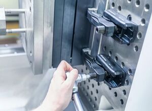 Meusburger: Kraftspanner für Spritzgießwerkzeuge