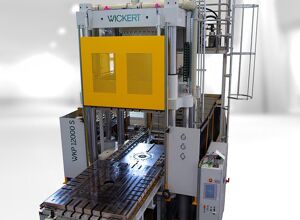 Wickert: Oberkolbenpresse mit 4.000 kN Öffnungskraft für Composite-Bauteile