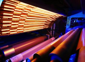 Heraeus Noblelight: Infrarot-Strahler beschleunigen Prägen von Kunststofflaminat