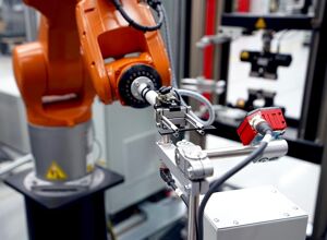 ZwickRoell: Roboterprüfsystem für Elastomerproben