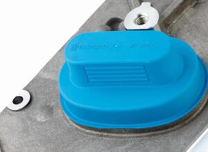 Pöppelmann: Schutzkappen für Hochvolt-Stecker aus Rezyklat