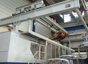 Gindumac: Größte gebrauchte Spritzgießmaschine aus Deutschland nach Indien