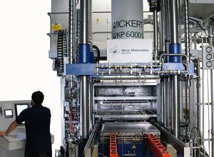 Neue Materialien Bayreuth: Presse für Hochleistungs-Leichtbauteile