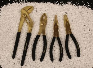 Kaiser Kunststoff Equipment: Messingzangen für Arbeiten in Werkzeugen