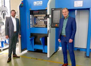 LWB Steinl: Elastomer-Spritzgießmaschine für Forschung am IKV