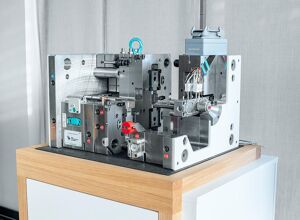 Meusburger: Geschnittener Formaufbau mit Einbauteilen