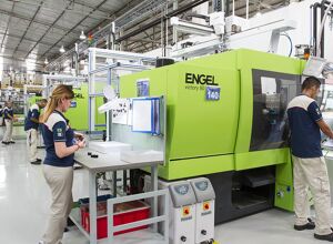 Engel: Holmlose Jubiläumsmaschine für italienischen Spritzgießer
