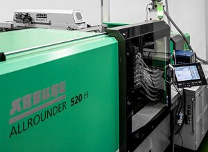 Meding: Spritzgießmaschinenpark erweitert