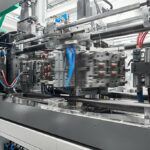 Arburg: Kompakte Würfelmaschine für technische Teile