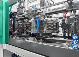 Arburg: Kompakte Würfelmaschine für technische Teile