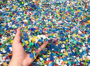 Engel: Spritzgießen mit Kunststoff-Flakes