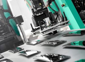 Arburg/Leonhard Kurz: Automatisierte Fertigung hochwertiger Bedienblenden