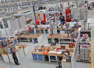 Fischer: 2-Komponenten-Würfel-Werkzeug für preisgekrönten Dübel