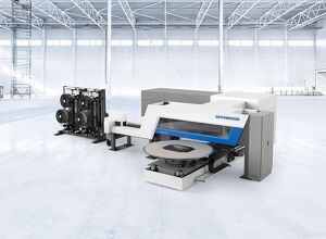 Dieffenbacher: Materialeffiziente Produktion von Carbon- und SMC-Bauteilen