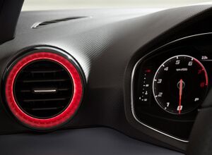 Röhm: Leuchtende Akzente im Fahrzeug-Innenraum