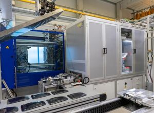 Wittmann: Sprachgesteuerte Arbeitszelle und voll vernetzte IMD/IML-Fertigungszelle