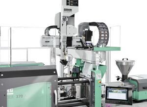 Arburg: Becher aus Rezyklat